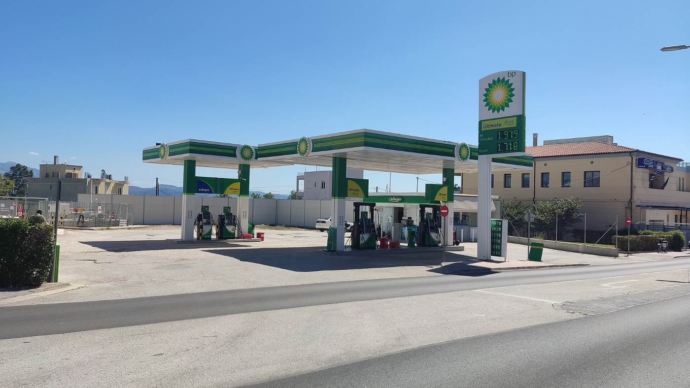 לצפייה בכתבה ממשלות בעולם מתערבות בשוק הדלק כדי לבלום את עליית המחירים בתחנות